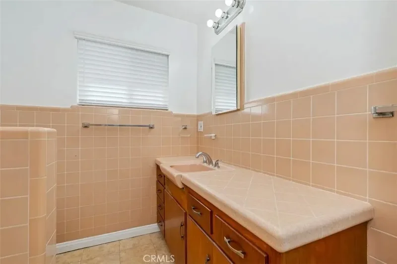 831 Roswell Avenue, Signal Hill, California, United States. - Photo 23