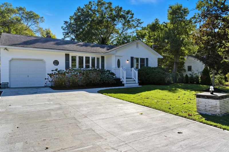 Harvard Drive, Hampton Bays, New York, United States. - Photo 10