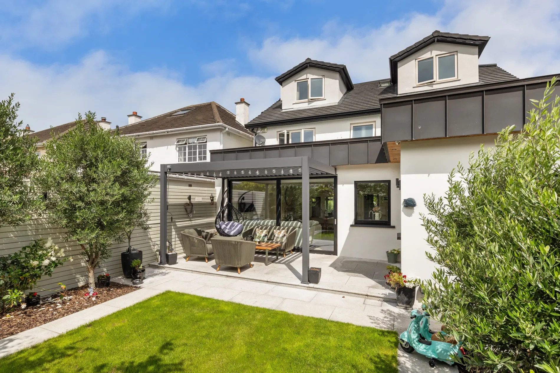 Exterior photo 5