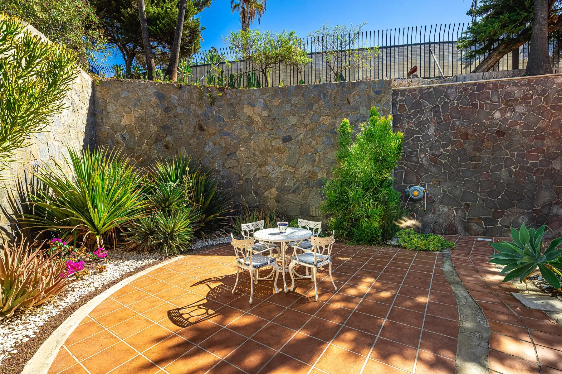 Exterior photo 12
