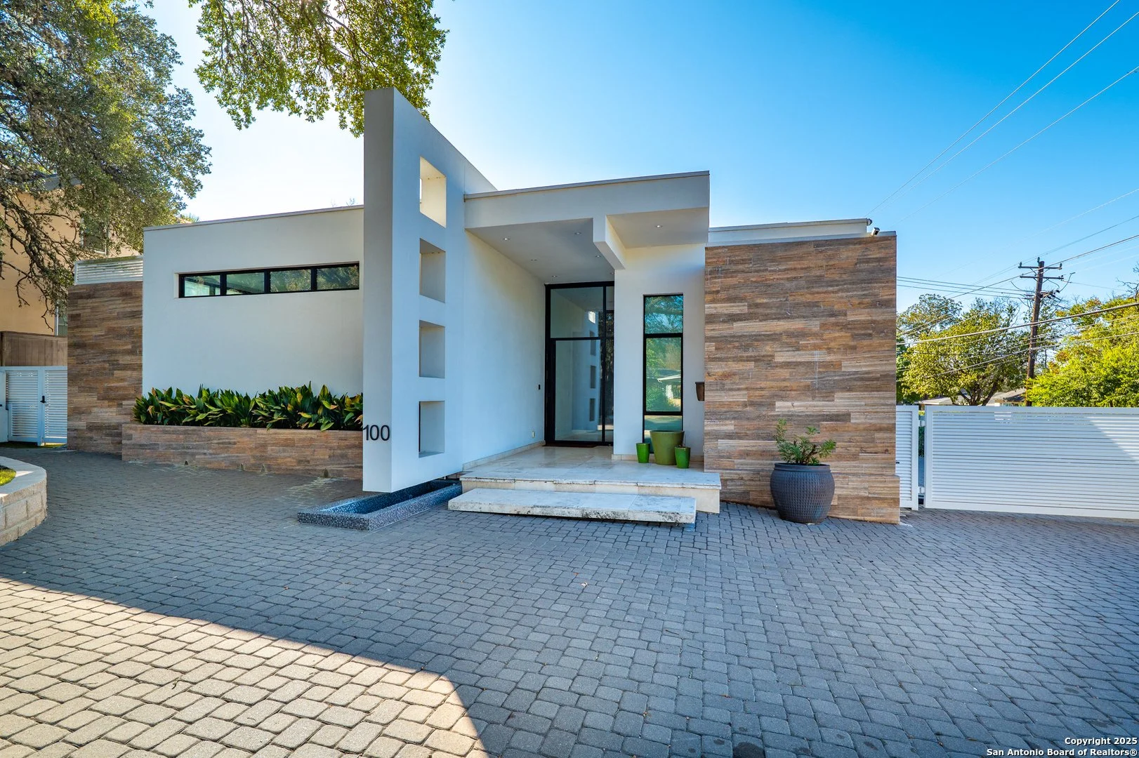 Exterior photo 2
