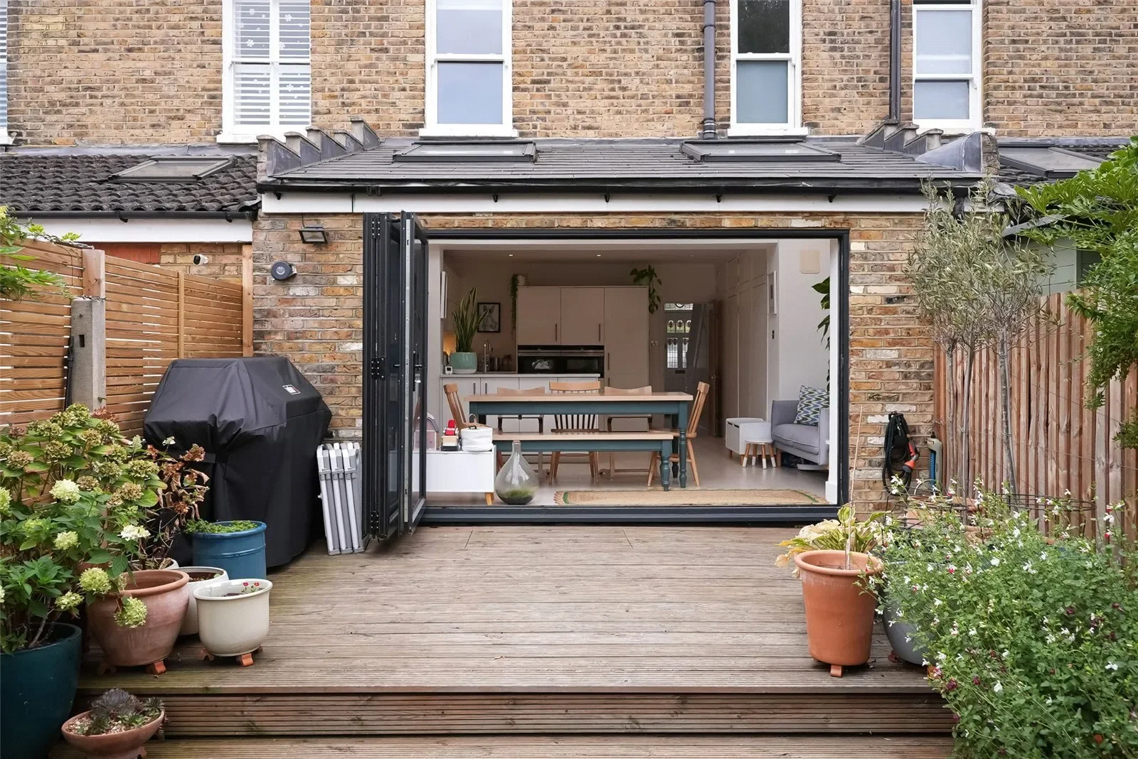 Exterior photo 4