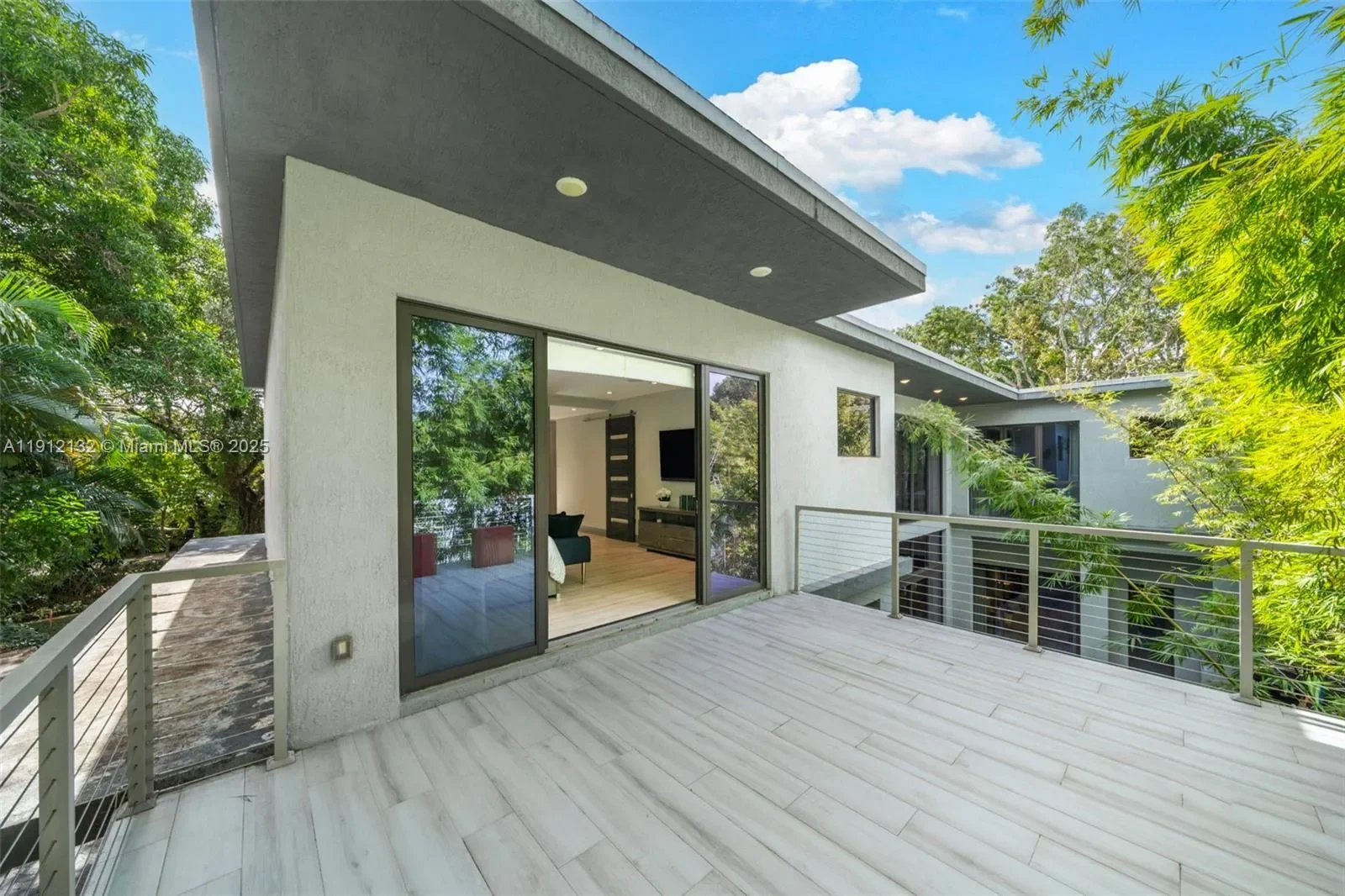 Exterior photo 1