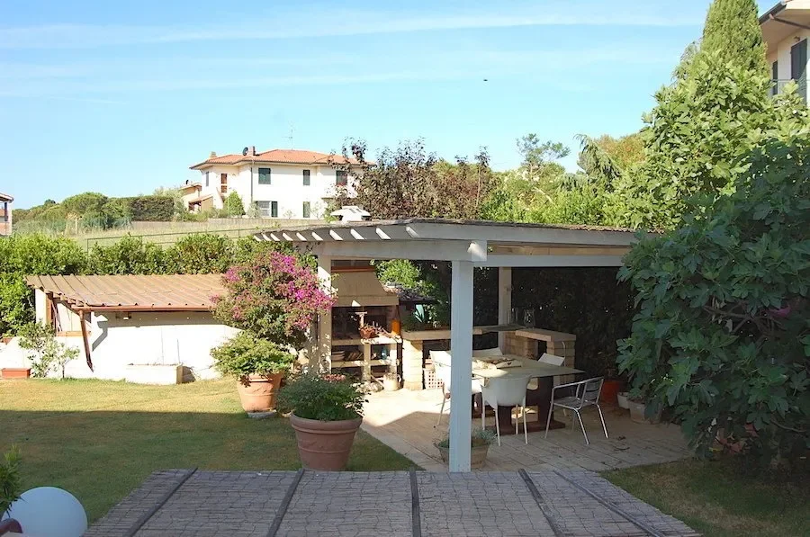 Exterior photo 7