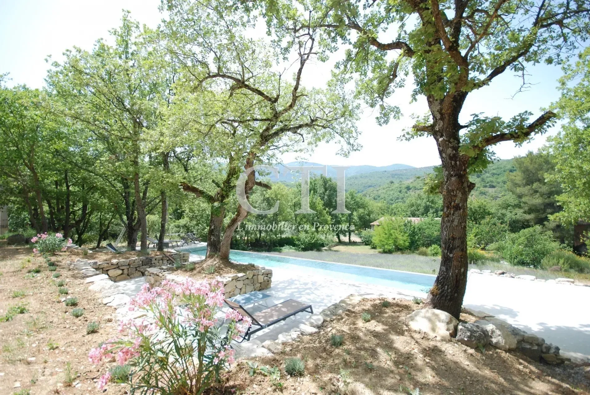 Exterior photo 9