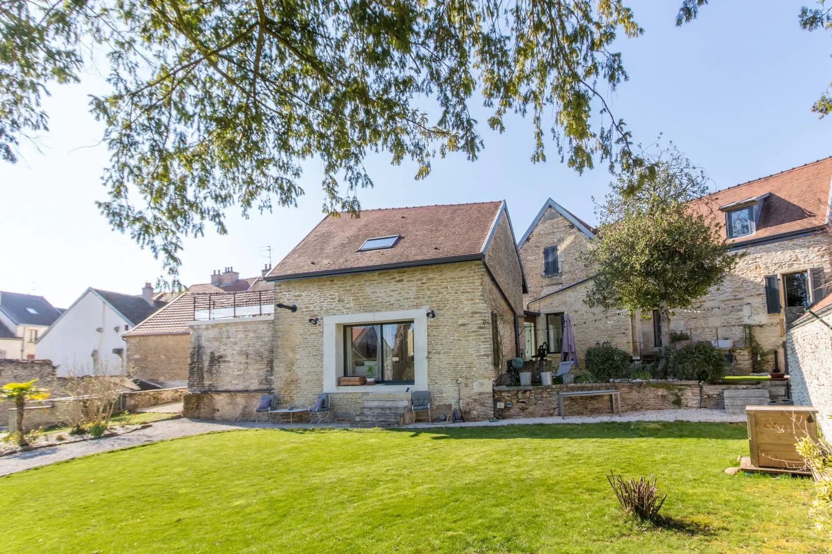 Exterior photo 2