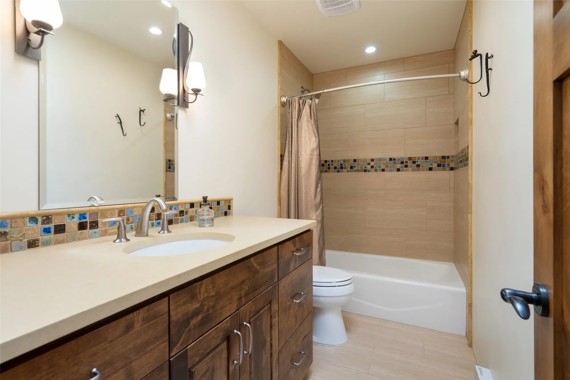 74 Paseo Del Conejo, Santa Fe, NM 87506, Santa Fe, New Mexico, United States. - Photo 27