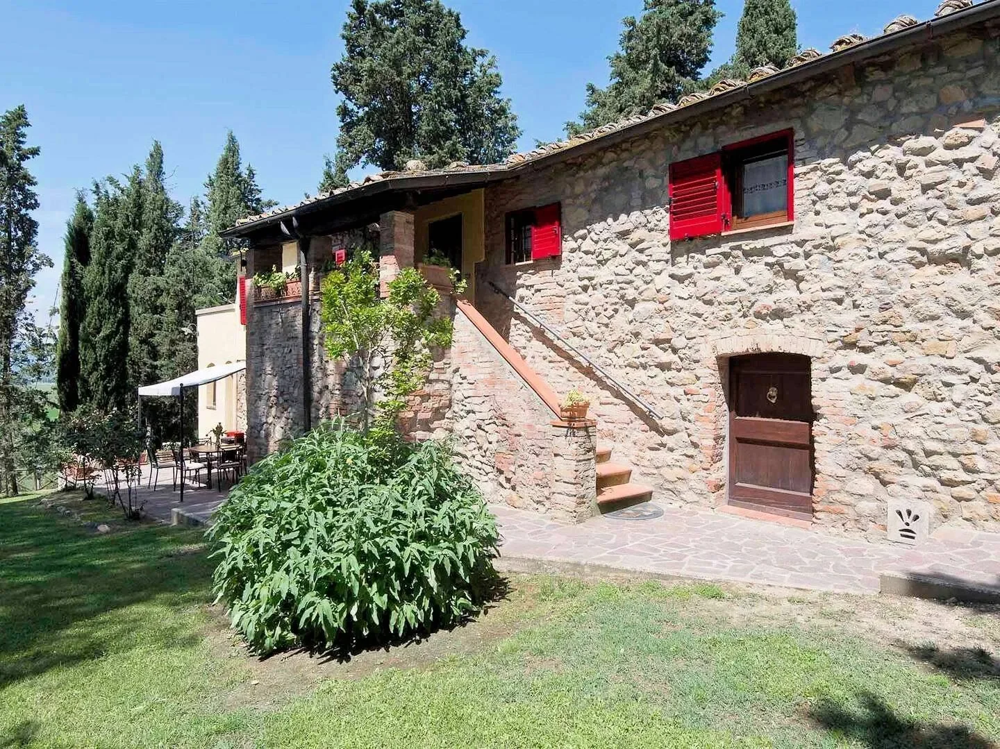 Exterior photo 5