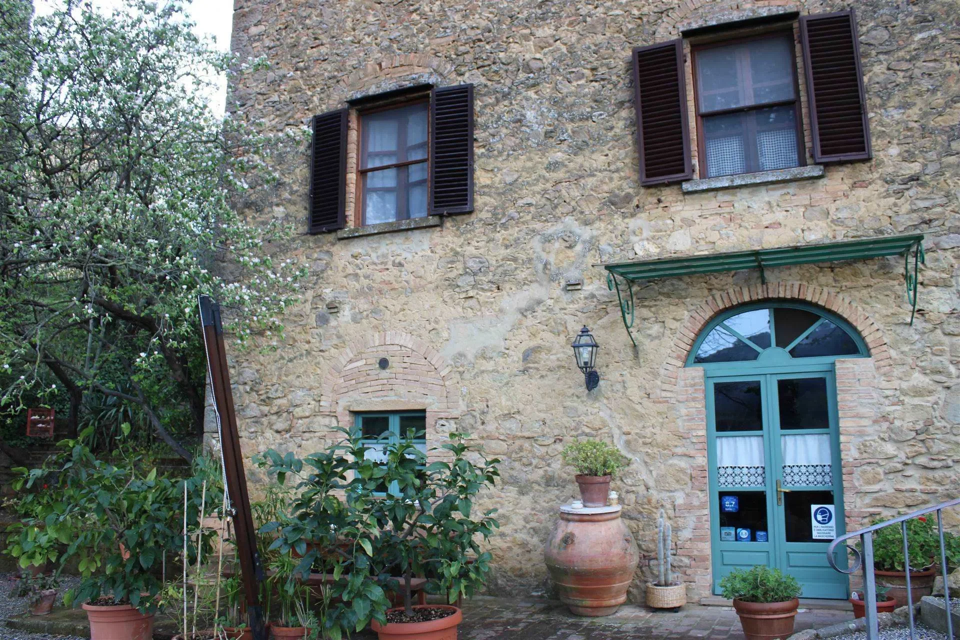 Exterior photo 9