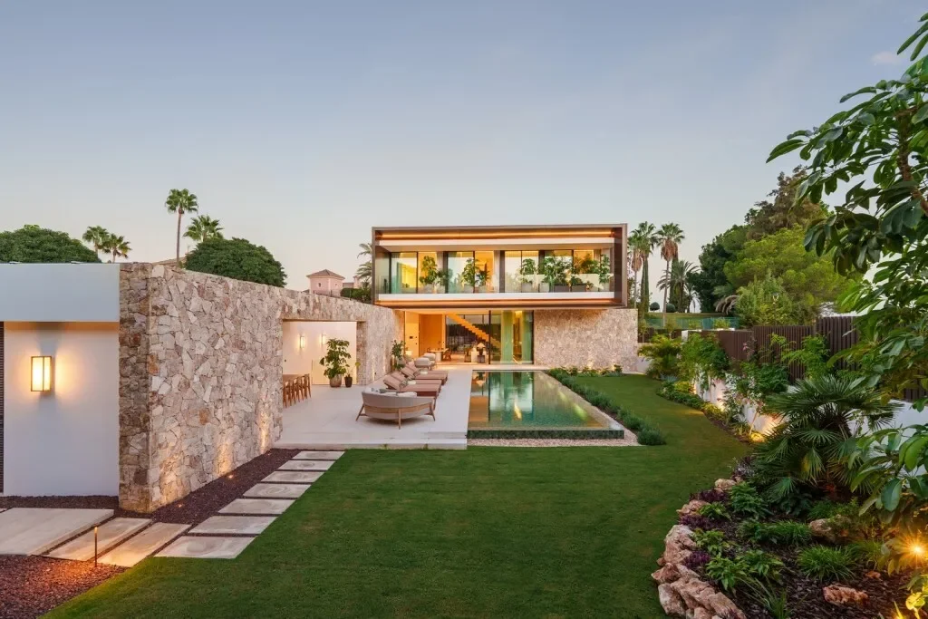 Exterior photo 5