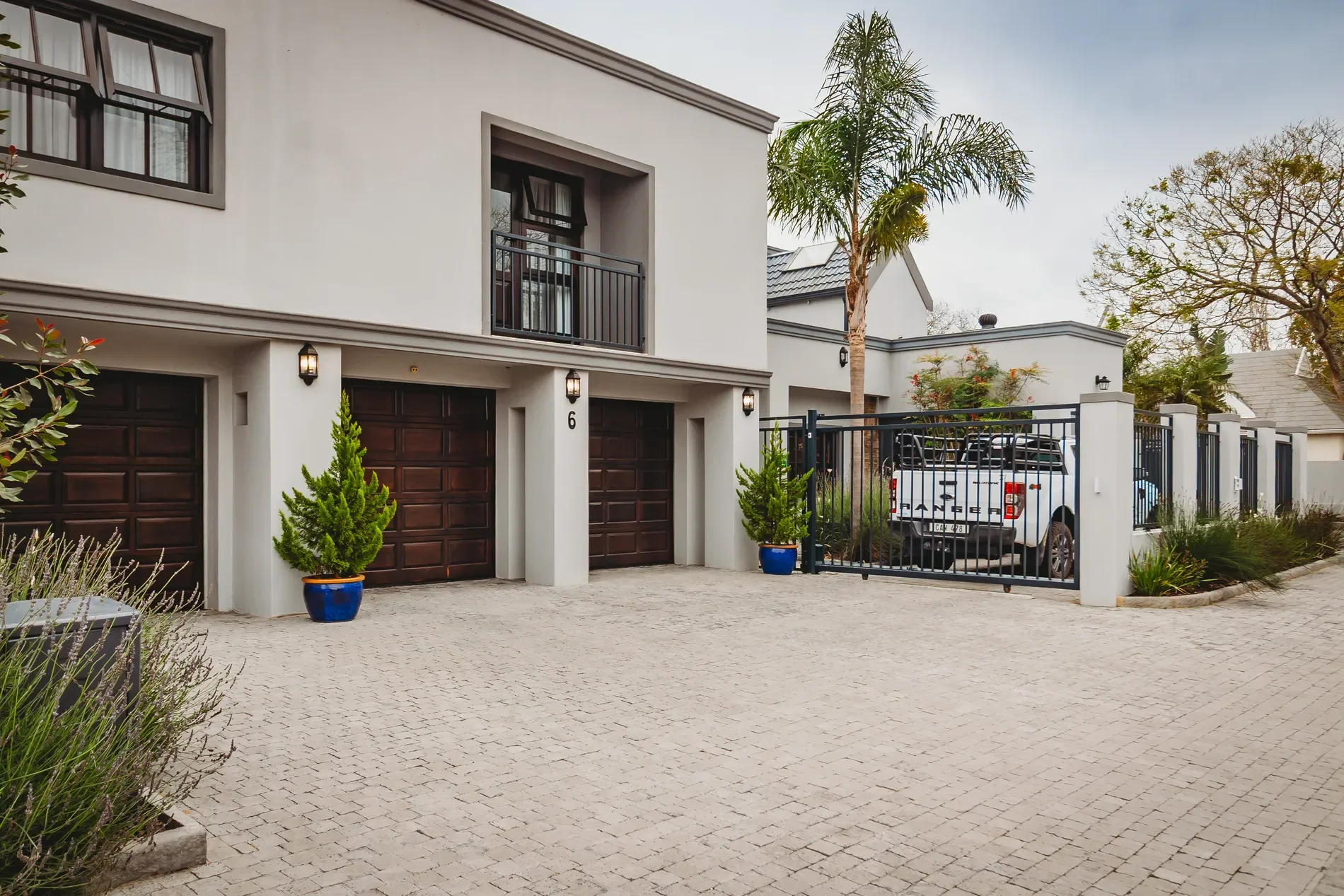 Exterior photo 4