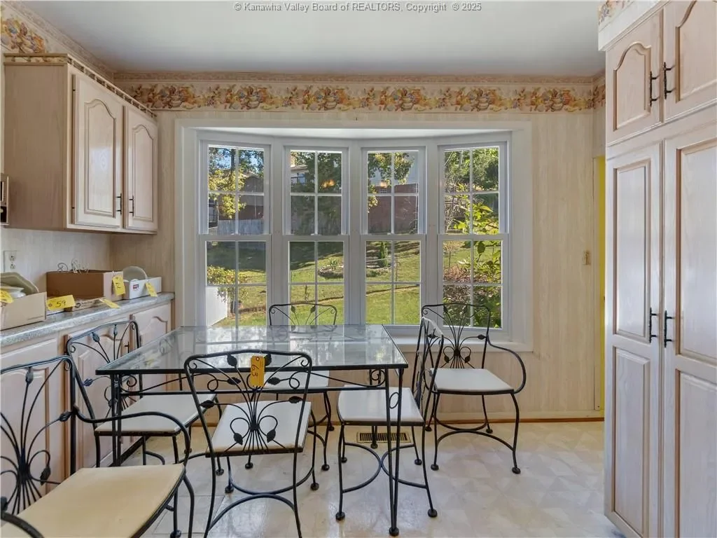 822 Whispering Way, South Charleston, WV 25303, Charleston, West Virginia, United States. - Photo 12