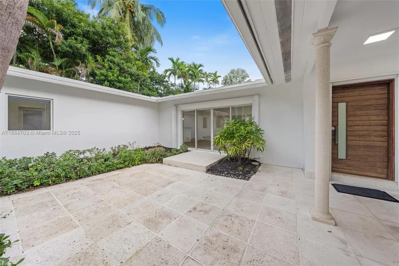 1825 Alamanda Dr, North Miami Beach, Florida, United States. - Photo 4