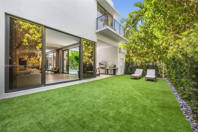 2321 Trapp Ave, Miami, Florida, United States. - Photo 17