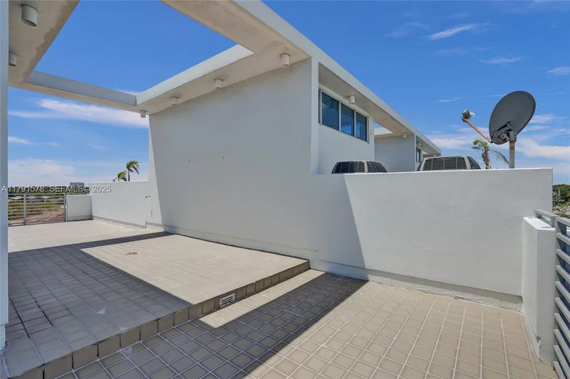 2725 NE 1st St, Hillsboro Beach, Florida, United States. - Photo 48