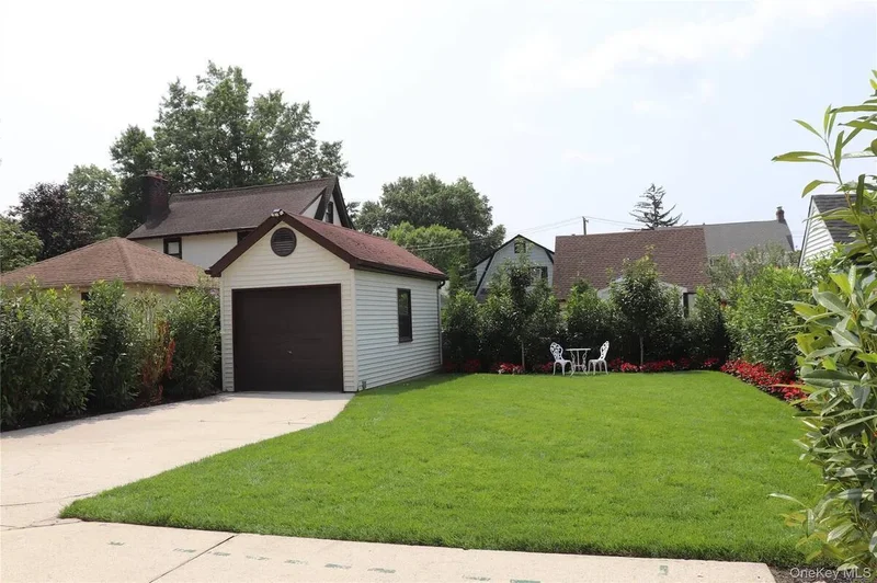 56 Floral Parkway, North New Hyde Park, New York, United States. - Photo 24