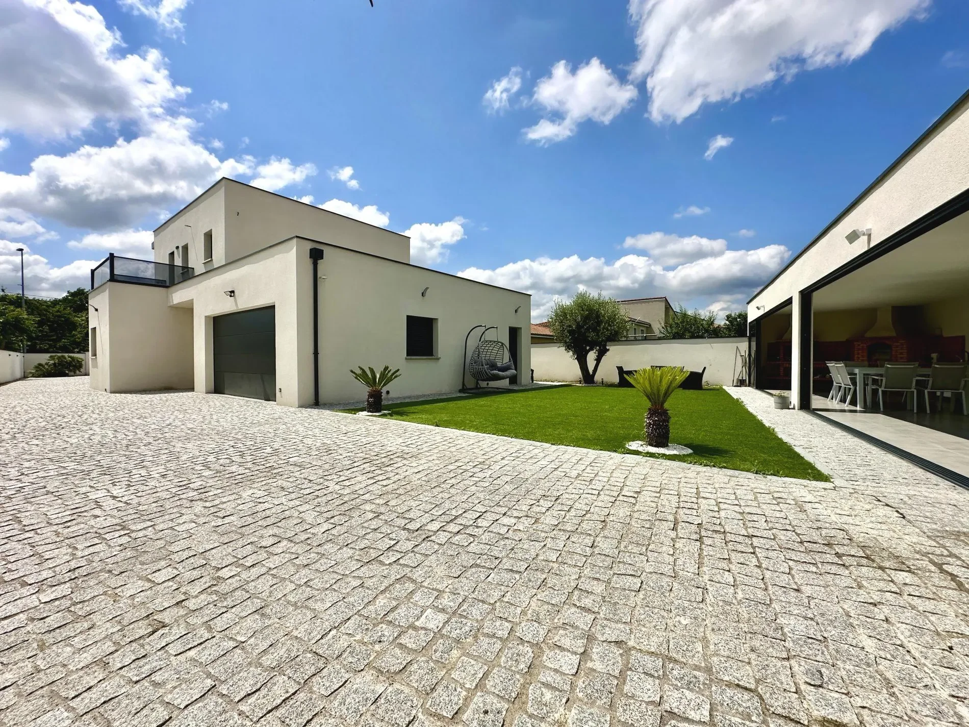 Exterior photo 3