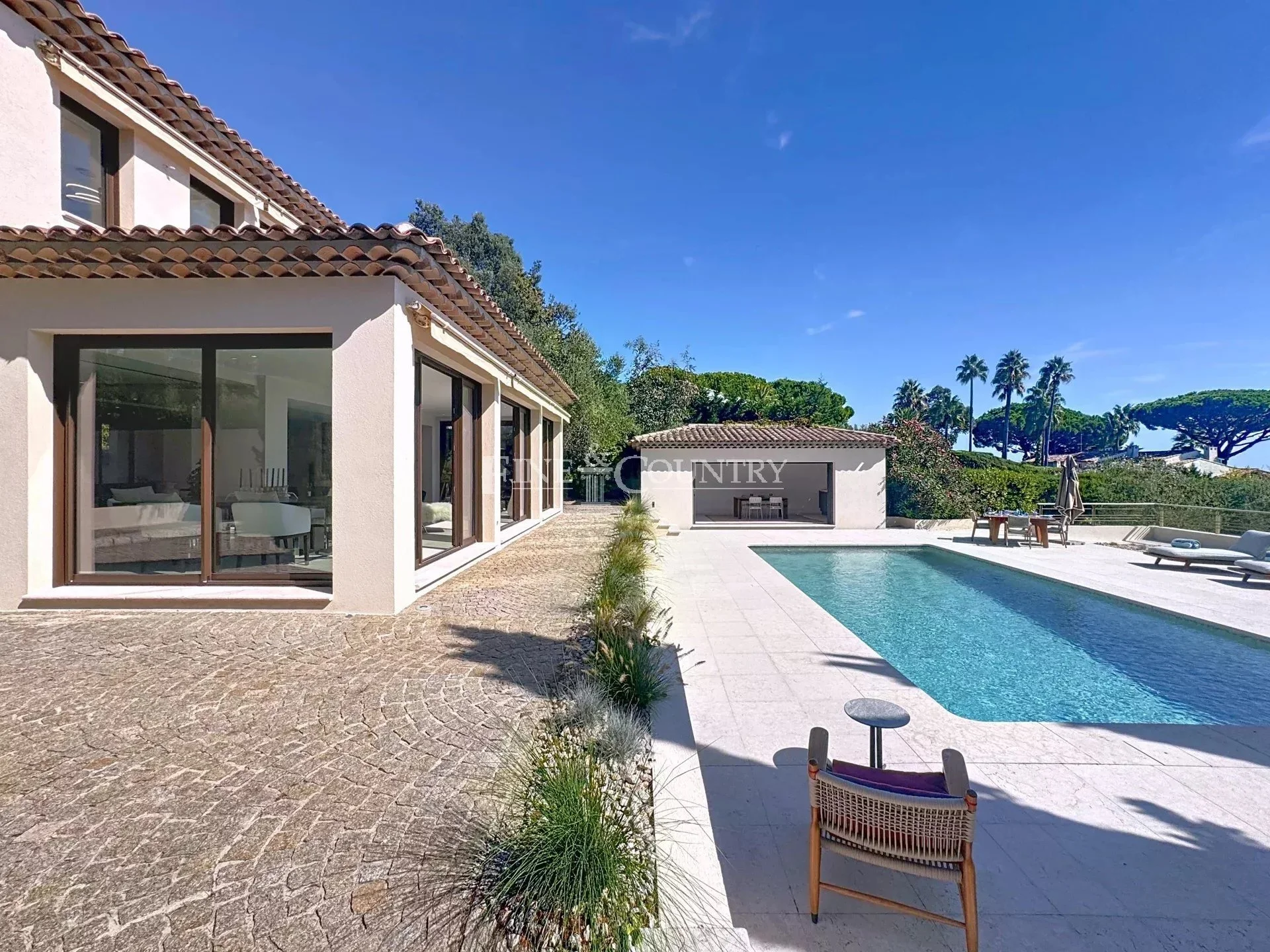 Exterior photo 4