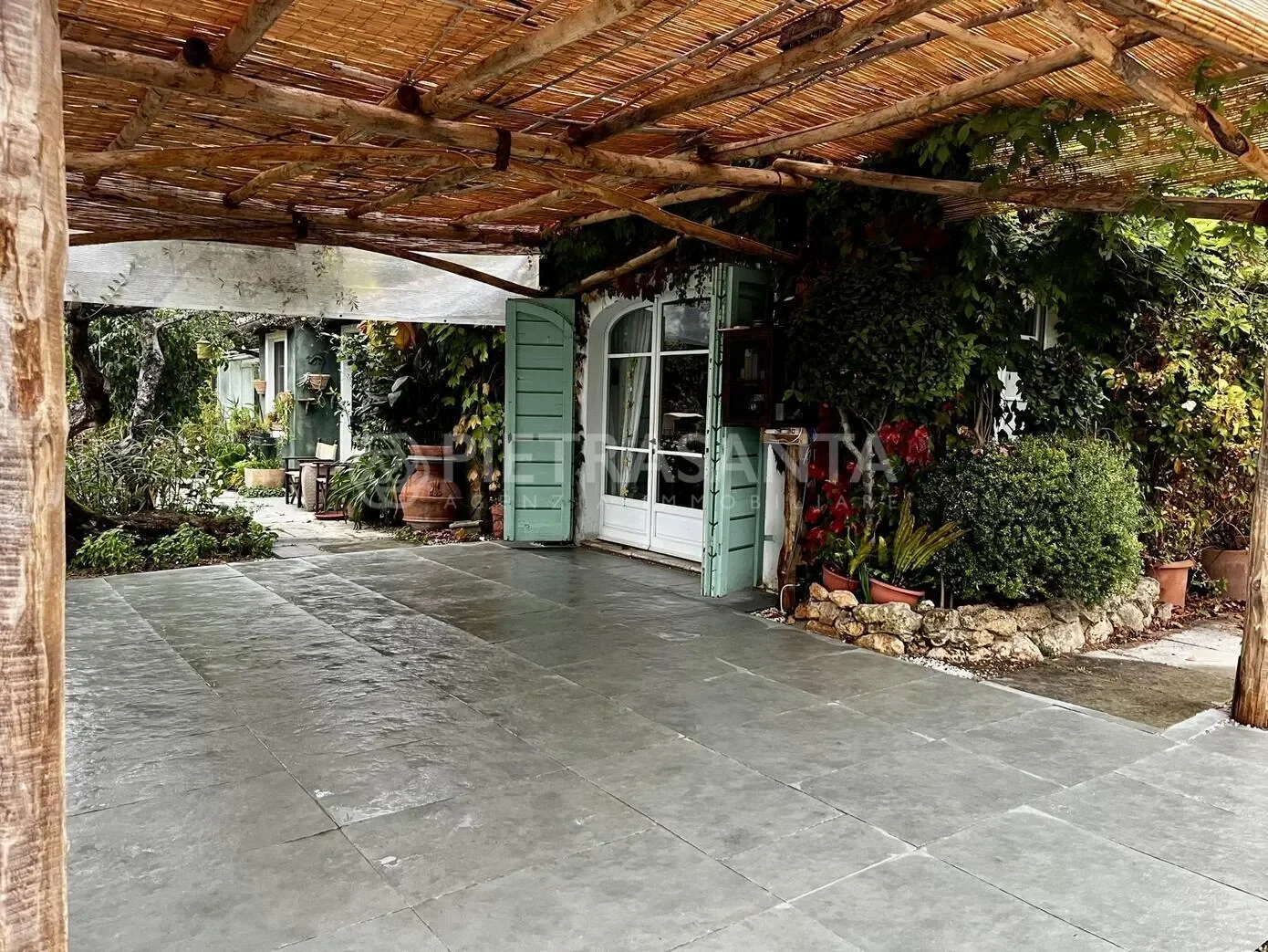 Exterior photo 6