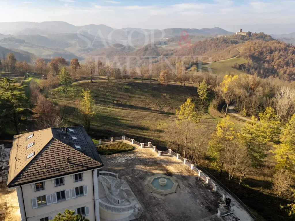 Prestigious villa with indoor pool and private park