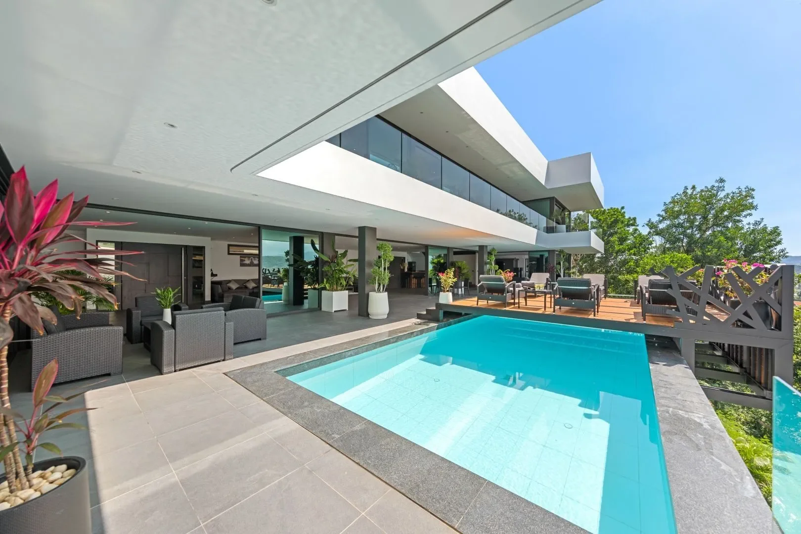 Exterior photo 7