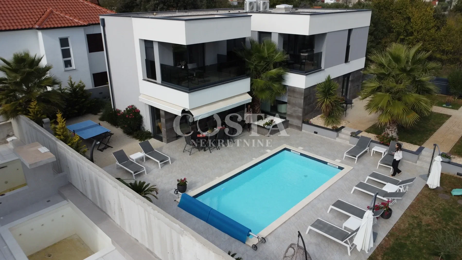 Exterior photo 2