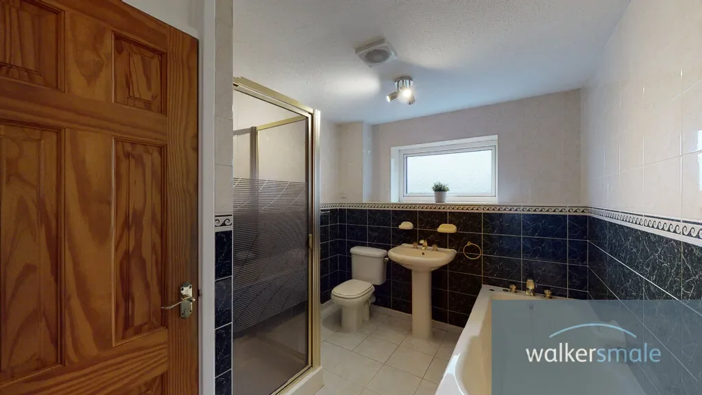 Hall Close, Bramhope, Leeds, West Yorkshire, Bramhope, England, United Kingdom. - Photo 11