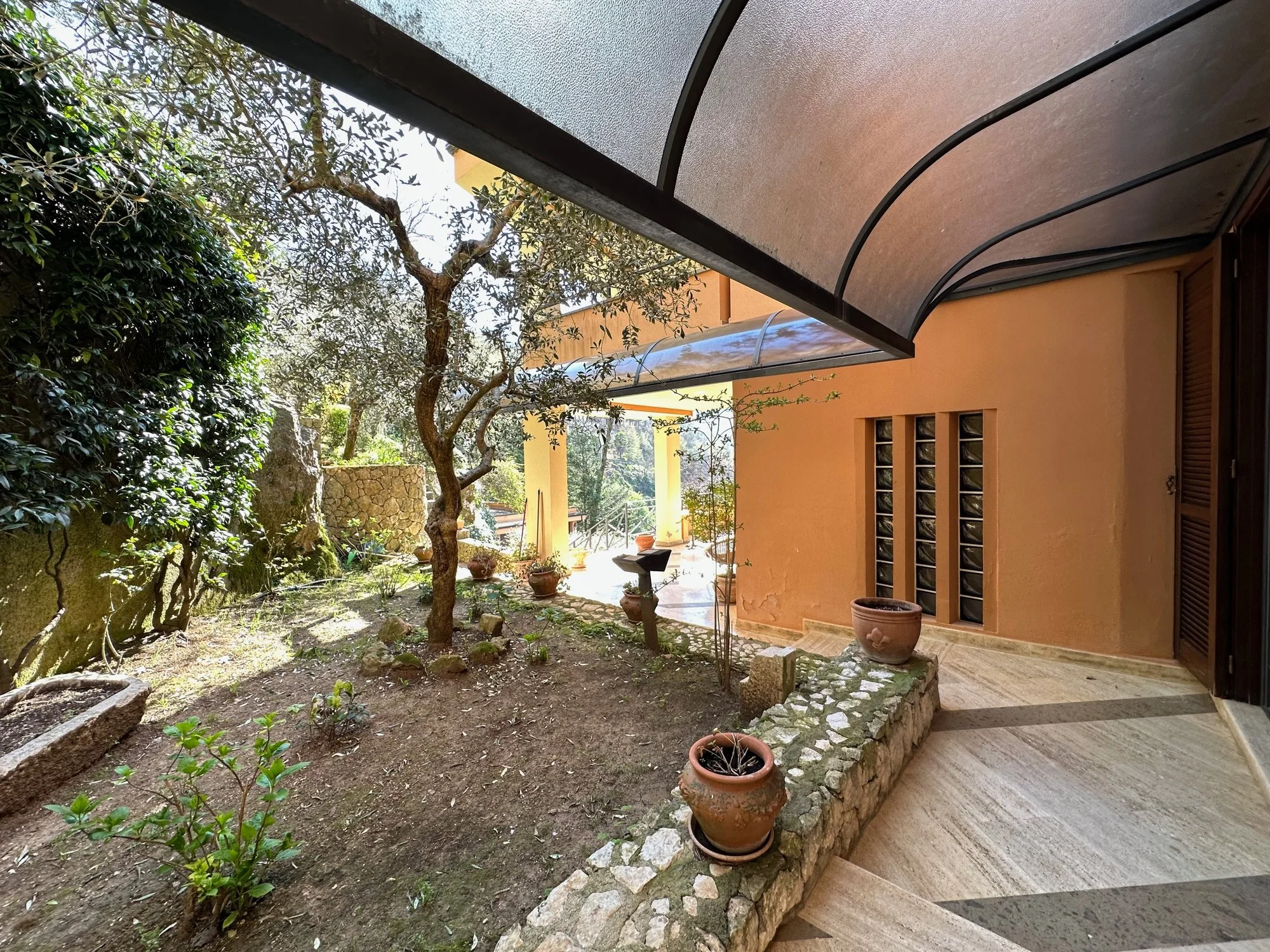 Exterior photo 6
