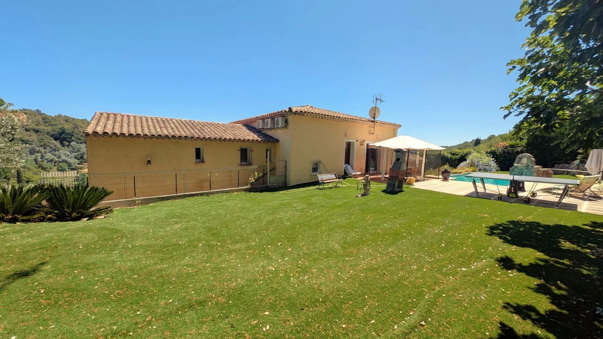Exterior photo 2