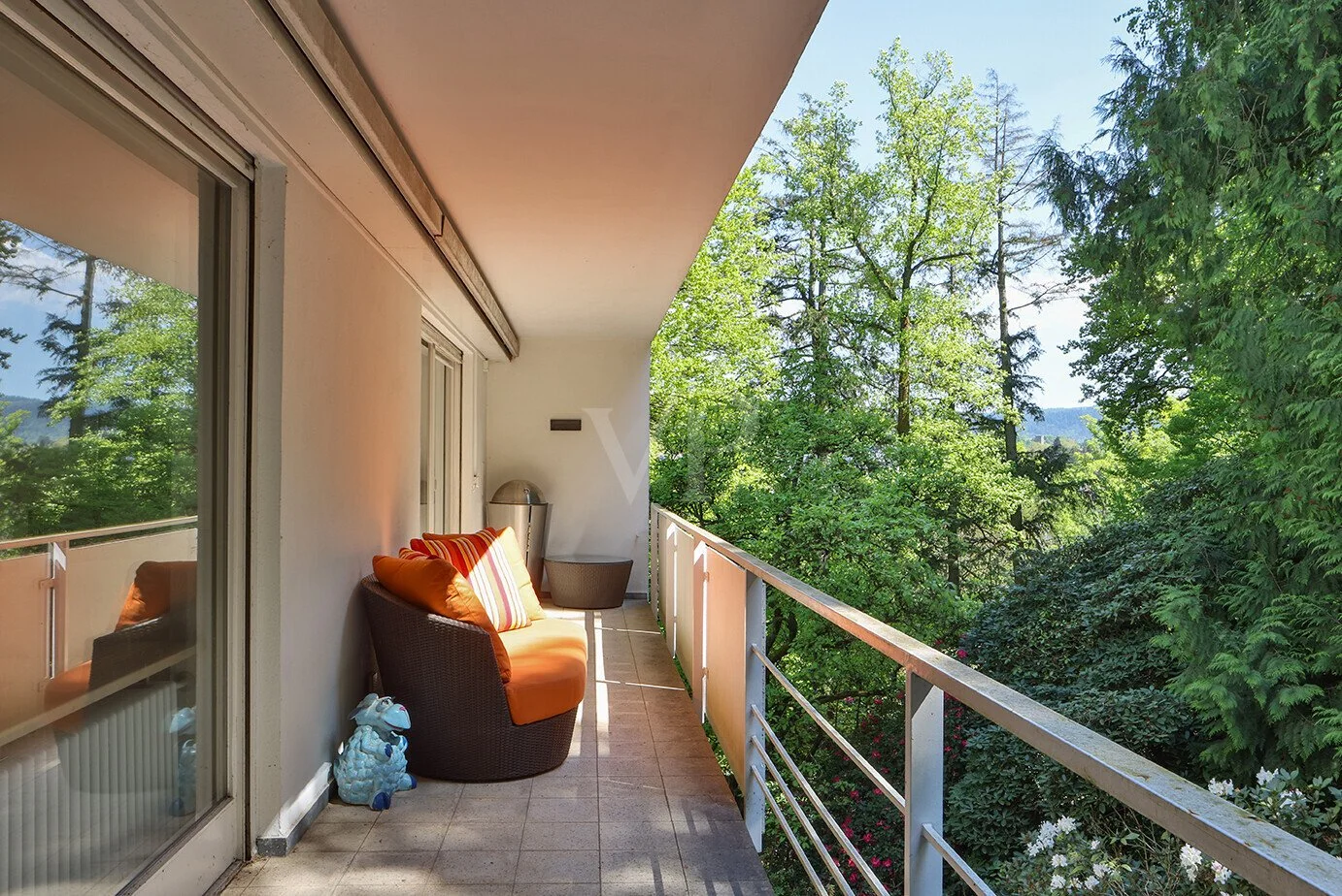 Exterior photo 6