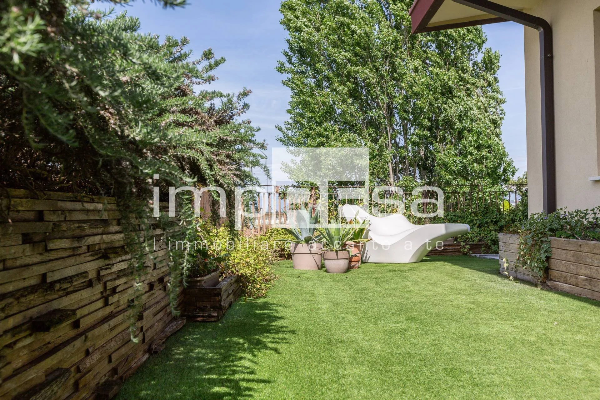 Exterior photo 6