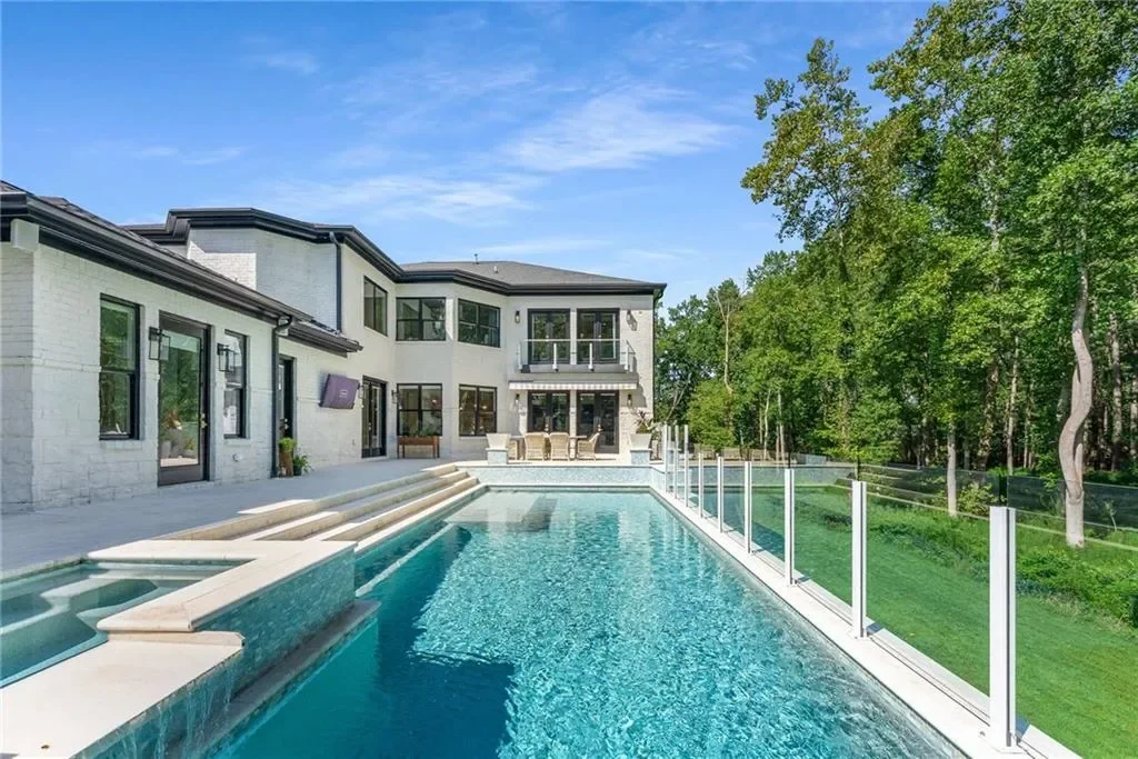 Exterior photo 5