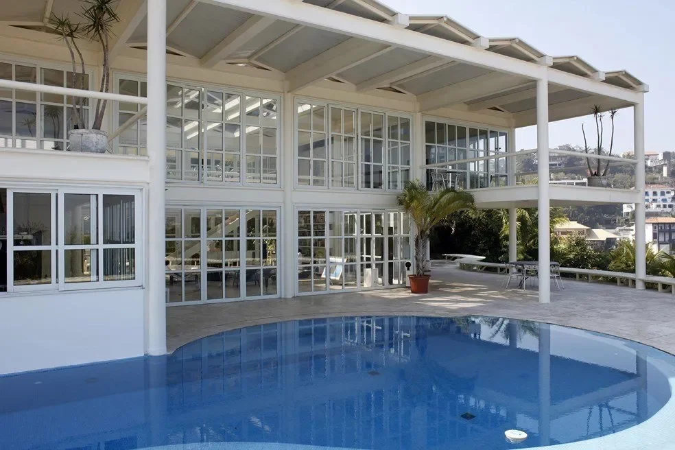 Exterior photo 2