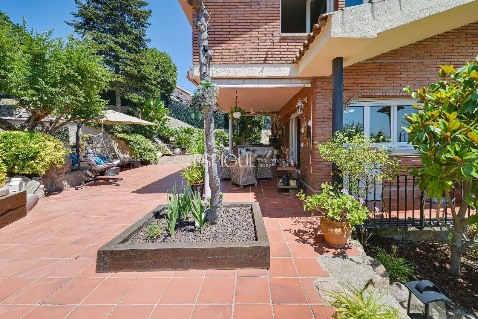 Exterior photo 8