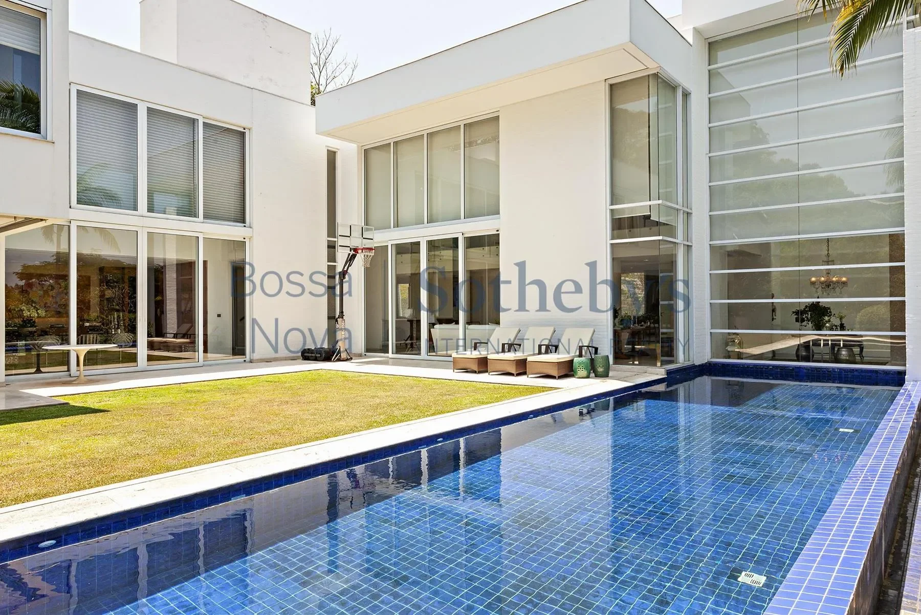 Exterior photo 3