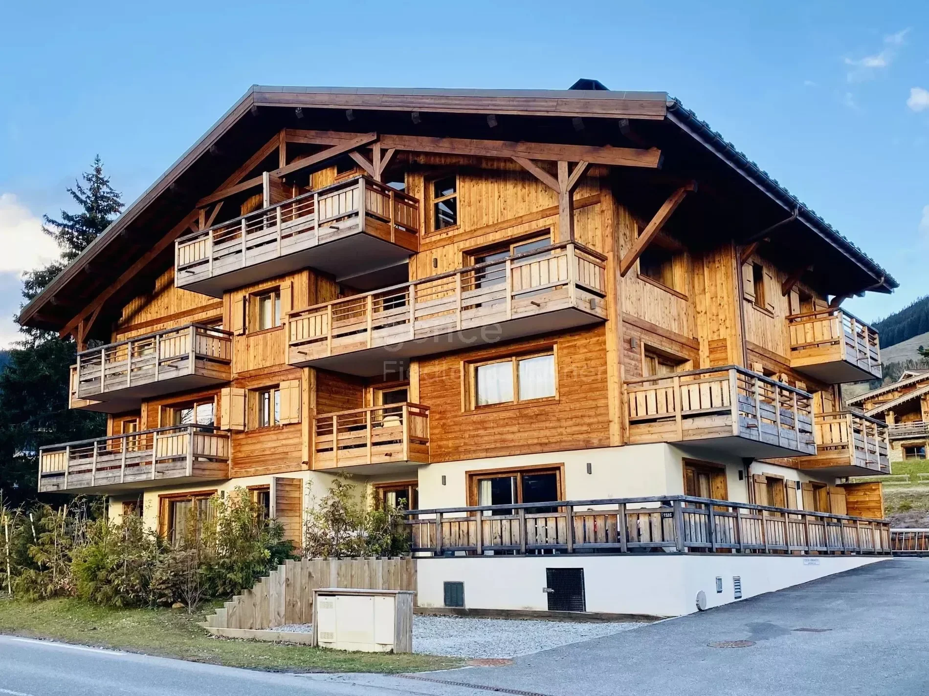 Exterior photo 1