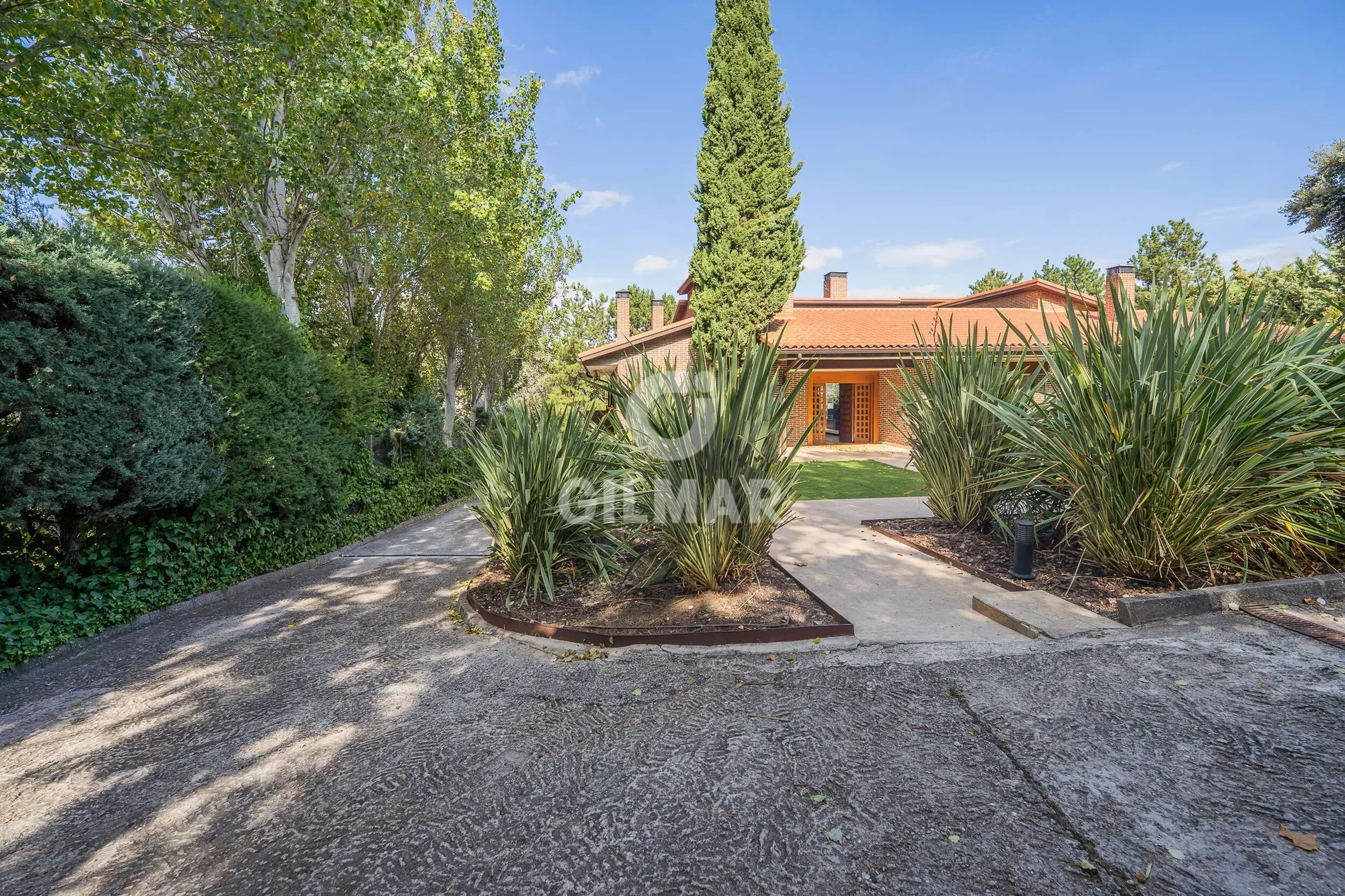 Exterior photo 5