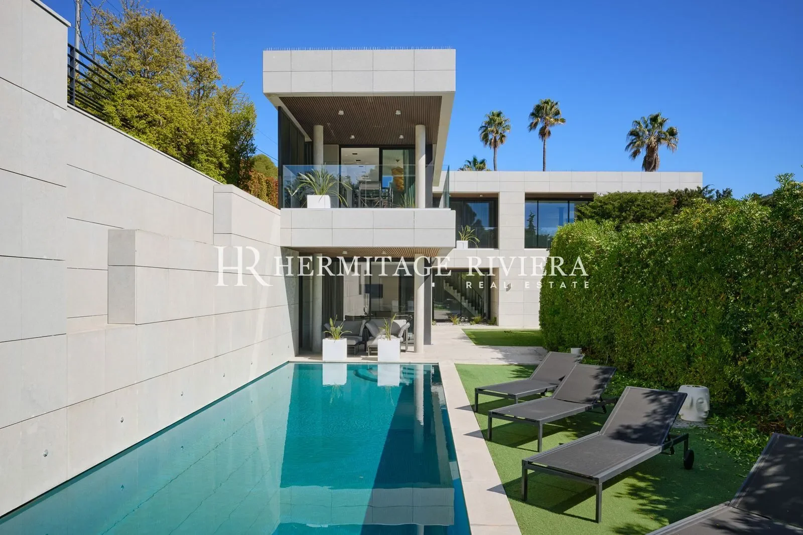 Exterior photo 3
