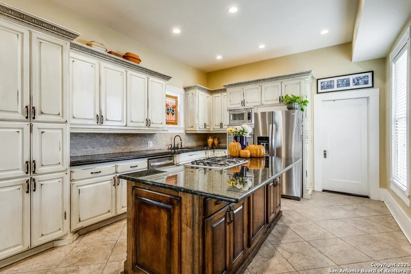 305 W Ashby, San Antonio, TX 78212, San Antonio, Texas, United States. - Photo 12