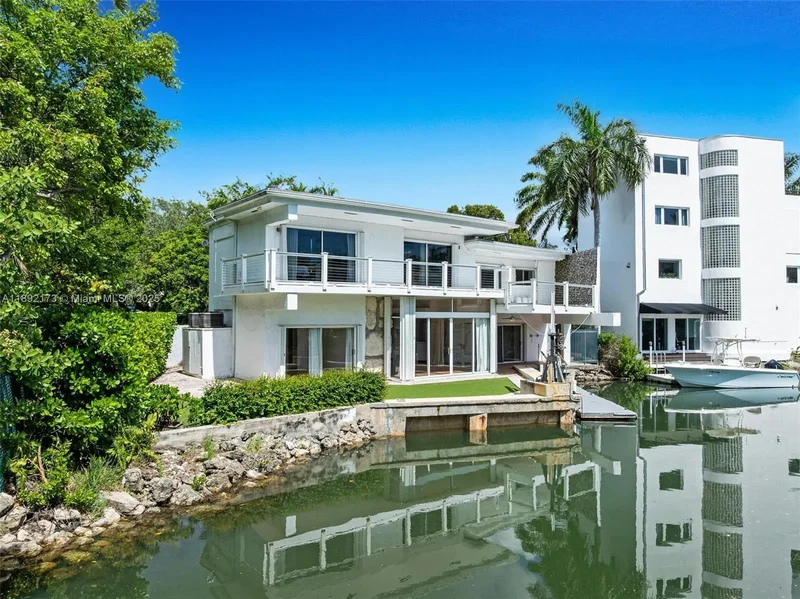2120 S Bayshore Dr, Miami, Florida, United States. - Photo 25