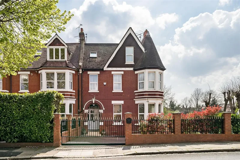 5 bedroom Semi-Detached House for sale in London