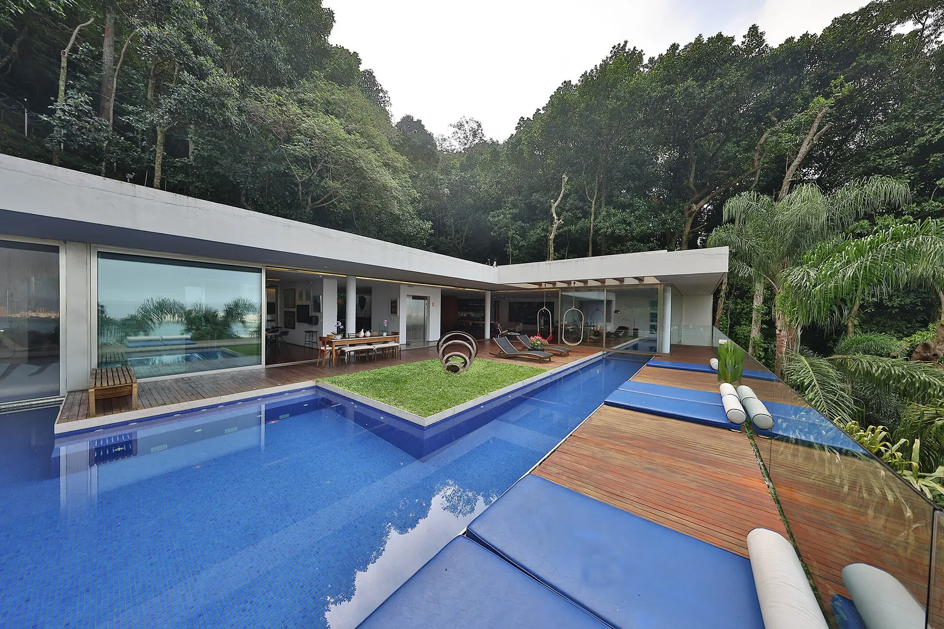 Exterior photo 4