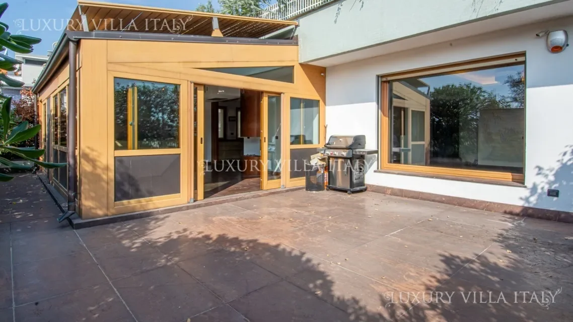 Exterior photo 3