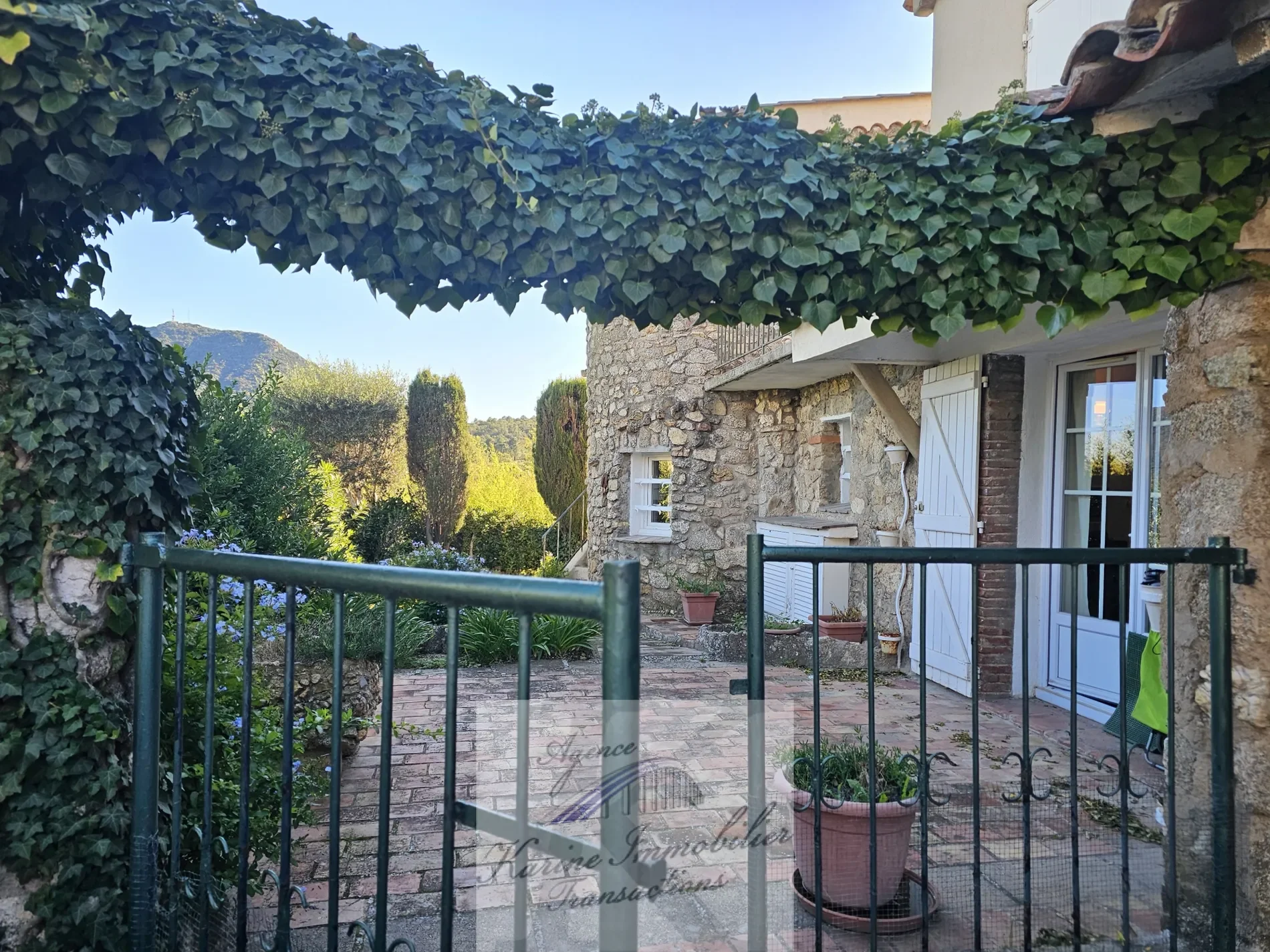Exterior photo 4
