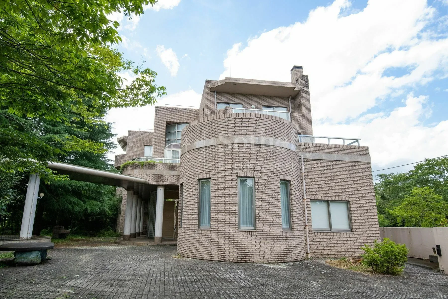 Exterior photo 3