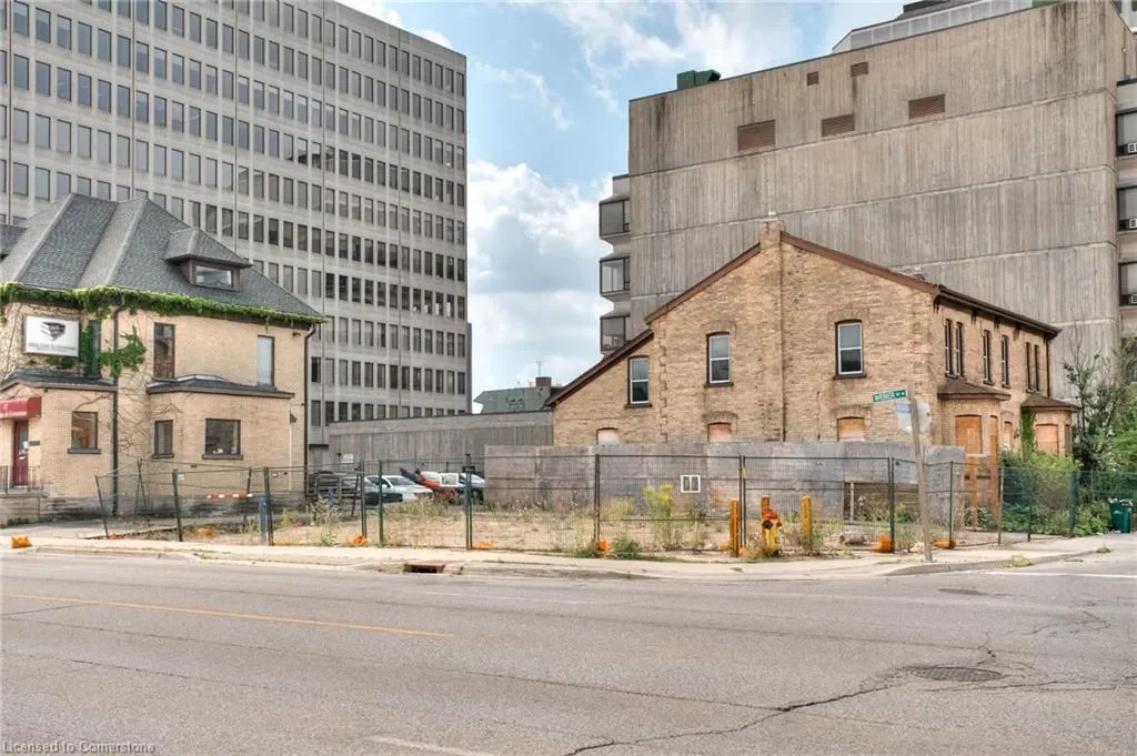 Exterior photo 2