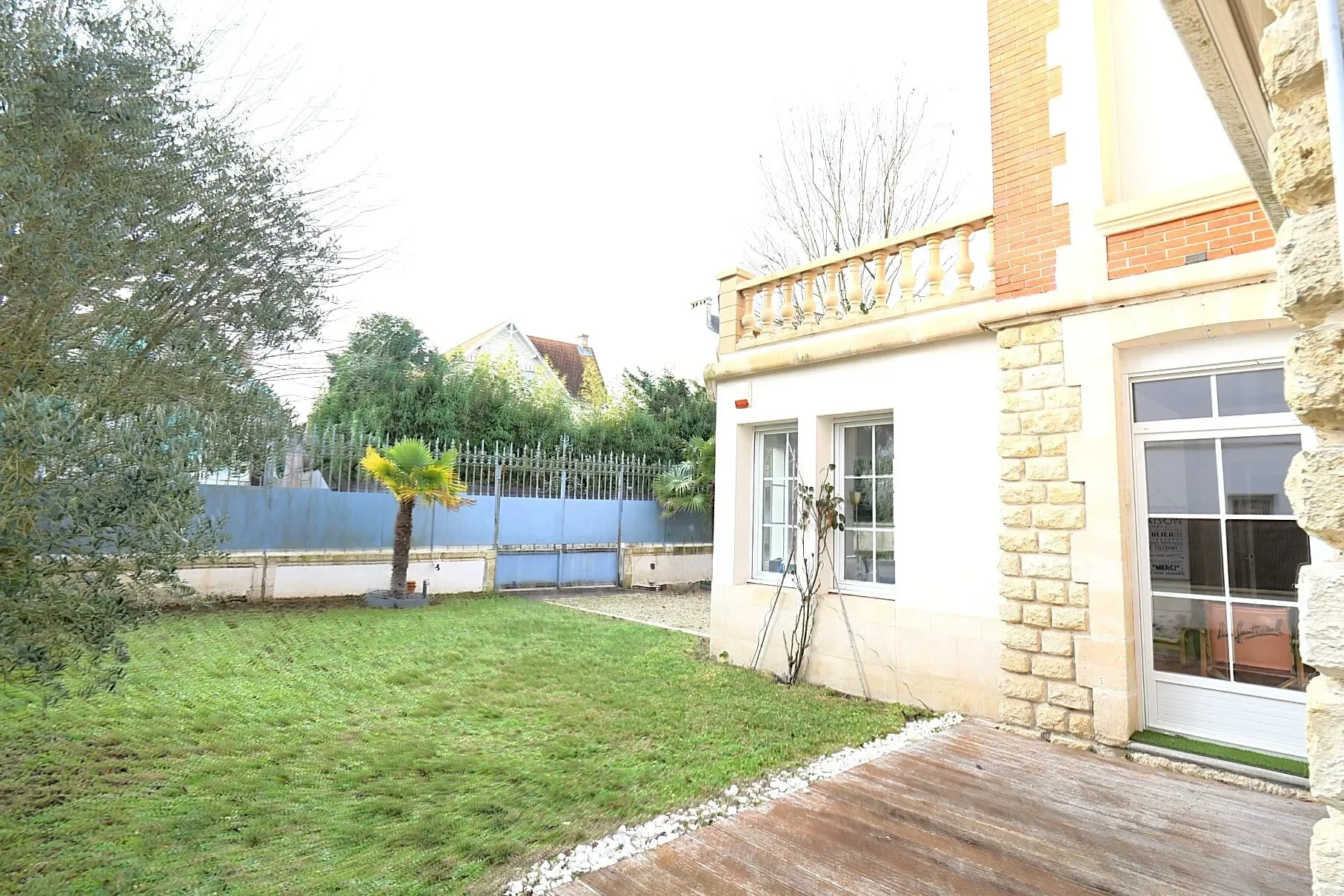 Exterior photo 2