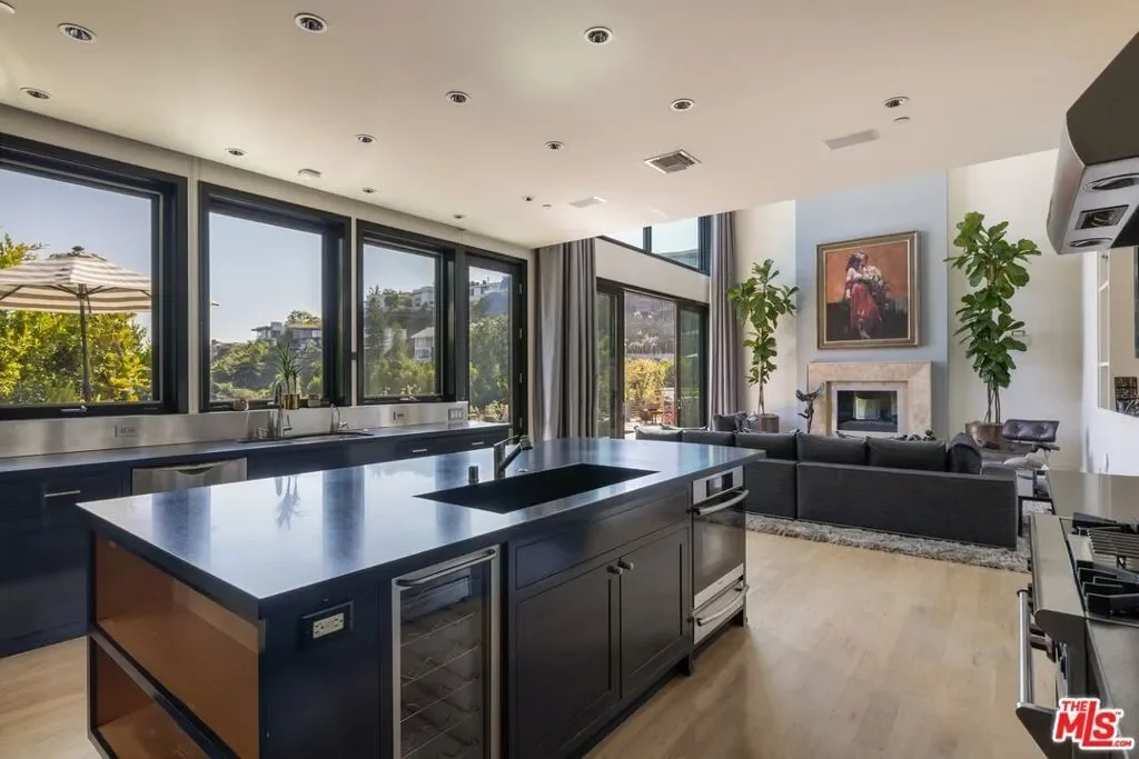 1573 Sunset Plaza Drive, Los Angeles, California, United States. - Photo 23