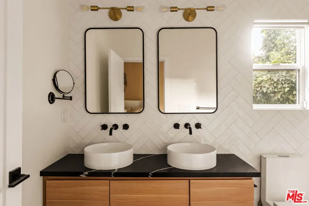 13521 Magnolia Boulevard, Los Angeles, California, United States. - Photo 1