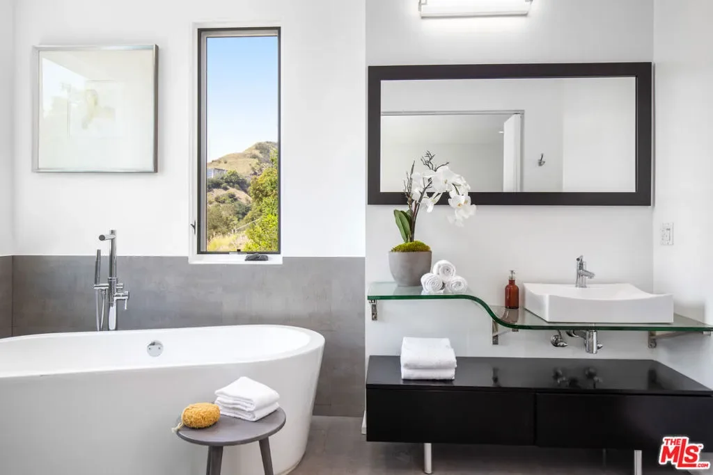 1642 Lindacrest Drive, Beverly Hills, California, United States. - Photo 7